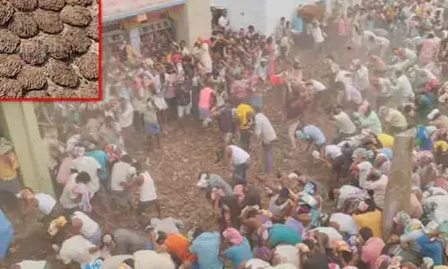 కాళీదేవి, వీరభద్రస్వామి ప్రేమ వ్యవహారం.. పిడకలతో కొట్టుకున్న కైరుప్ప గ్రామస్తులు