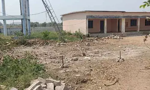 పాఠశాల ప్రాంగణంలో పంచాయితీ ఏందయ్యా..?