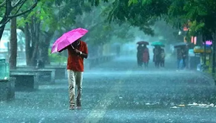 బలహీనపడిన అల్పపీడనం.. నేడు, రేపు ఈ జిల్లాల్లో మోస్తరు వర్షాలు బలహీనపడిన అల్పపీడనం.. నేడు, రేపు ఈ జిల్లాల్లో మోస్తరు వర్షాలు