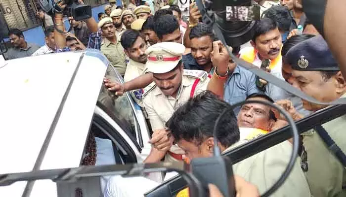 House Arrest: ఎమ్మెల్యే క్వార్టర్స్ వద్ద ఉద్రిక్తత.. బీజేపీఎల్పీ నేత మహేశ్వర్రెడ్డి హౌజ్ అరెస్ట్ House Arrest: ఎమ్మెల్యే క్వార్టర్స్ వద్ద ఉద్రిక్తత.. బీజేపీఎల్పీ నేత మహేశ్వర్రెడ్డి హౌజ్ అరెస్ట్