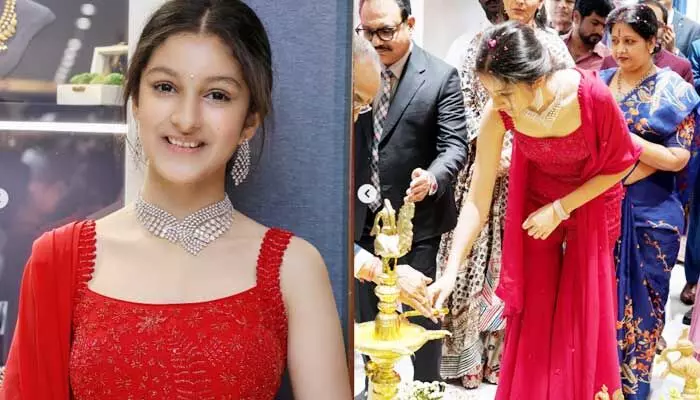 Sitara: ‘పంజాగుట్టలో అతిపెద్ద స్టోర్ ప్రారంభోత్సవానికి హాజరైనందుకు సంతోషంగా ఉంది’.. ఆకట్టుకుంటోన్న సితార పోస్ట్ Sitara: ‘పంజాగుట్టలో అతిపెద్ద స్టోర్ ప్రారంభోత్సవానికి హాజరైనందుకు సంతోషంగా ఉంది’.. ఆకట్టుకుంటోన్న సితార పోస్ట్