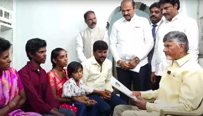 Pensions: ఏపీలో పింఛన్ల పండగ.. మధ్యాహ్నానికి 90 శాతం పంపిణీ Pensions: ఏపీలో పింఛన్ల పండగ.. మధ్యాహ్నానికి 90 శాతం పంపిణీ
