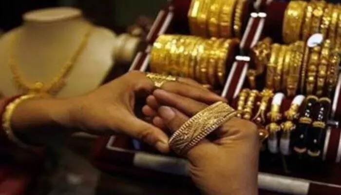 Gold: రూ. లక్ష దాటనున్న బంగారం Gold: రూ. లక్ష దాటనున్న బంగారం