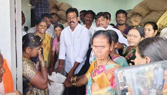 ప్రజలకు ఇచ్చిన హామీలను నెరవేరుస్తున్నాం :ఎమ్మెల్యే ప్రజలకు ఇచ్చిన హామీలను నెరవేరుస్తున్నాం :ఎమ్మెల్యే