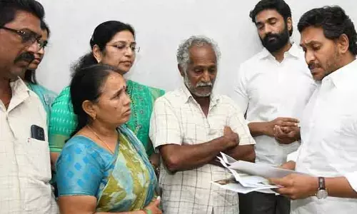 అధైర్య పడొద్దు.. అండగా ఉంటాం: అంజలి కుటుంబానికి జగన్ హామీ