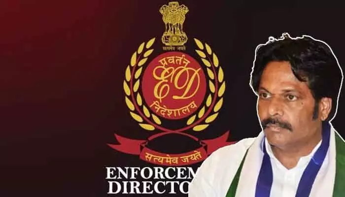 ED Raids: మాజీ ఎంపీకి బిగ్ షాక్.. విశాఖలోని పలు ఇళ్లలో ఈడీ సోదాలు ED Raids: మాజీ ఎంపీకి బిగ్ షాక్.. విశాఖలోని పలు ఇళ్లలో ఈడీ సోదాలు
