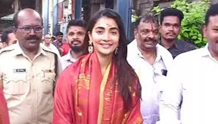 శ్రీకాళహస్తీశ్వర ఆలయాన్ని దర్శించుకున్న సినీ నటి శ్రీకాళహస్తీశ్వర ఆలయాన్ని దర్శించుకున్న సినీ నటి