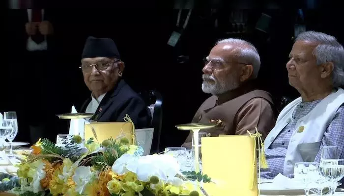 PM Modi: విందులో పాల్గొన్న మోడీ యూనస్.. బంగ్లాదేశ్ అల్లర్ల అనంతరం ఇదే తొలిసారి PM Modi: విందులో పాల్గొన్న మోడీ యూనస్.. బంగ్లాదేశ్ అల్లర్ల అనంతరం ఇదే తొలిసారి