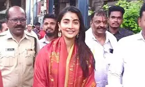 శ్రీకాళహస్తీశ్వర ఆలయాన్ని దర్శించుకున్న సినీ నటి