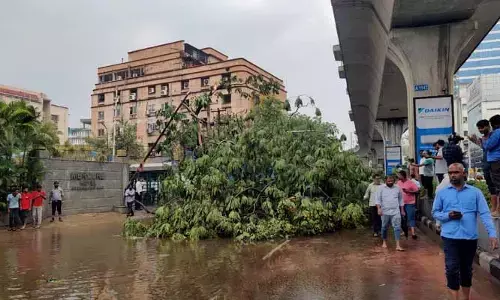 హైదరాబాద్ వ్యాప్తంగా దంచికొట్టిన వర్షం.. ఎక్కడికక్కడ స్తంభించిన ట్రాఫిక్