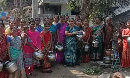 తాగునీటి సమస్య తీరెదెన్నడో.. ఖాళీ బిందెలతో రోడ్డెక్కిన మహిళలు