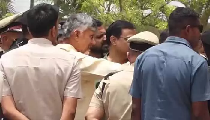 CM Chandrababu: సచివాలయంలో ఫైర్ యాక్సిడెంట్.. స్పాట్ను పరిశీలించిన సీఎం చంద్రబాబు CM Chandrababu: సచివాలయంలో ఫైర్ యాక్సిడెంట్.. స్పాట్ను పరిశీలించిన సీఎం చంద్రబాబు