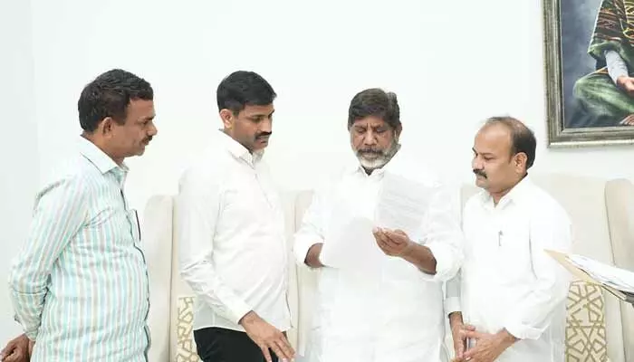 ఉద్యోగులకు గుడ్ న్యూస్.. పెండింగ్ బిల్లులపై డిప్యూటీ CM భట్టి కీలక హామీ ఉద్యోగులకు గుడ్ న్యూస్.. పెండింగ్ బిల్లులపై డిప్యూటీ CM భట్టి కీలక హామీ