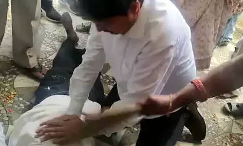 కాంగ్రెస్ నేతకు గుండెపోటు.. సీపీఆర్‌ చేసి ప్రాణాలు కాపాడిన MLA