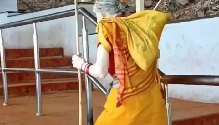 Tirumala:‘ఆ పైవాడే నన్ను నడిపిస్తున్నాడు’.. తిరుమల మెట్ల మార్గం పై ఆమె మాటలకు అంతా షాక్(వైరల్ వీడియో) Tirumala:‘ఆ పైవాడే నన్ను నడిపిస్తున్నాడు’.. తిరుమల మెట్ల మార్గం పై ఆమె మాటలకు అంతా షాక్(వైరల్ వీడియో)
