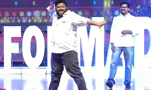 యంగ్ టైగర్ ఎన్టీఆర్ పాటకు మాస్ స్టెప్స్ వేసిన హిట్ డైరెక్టర్.. నెట్టింట ట్రెండింగ్‌గా మారిన వీడియో