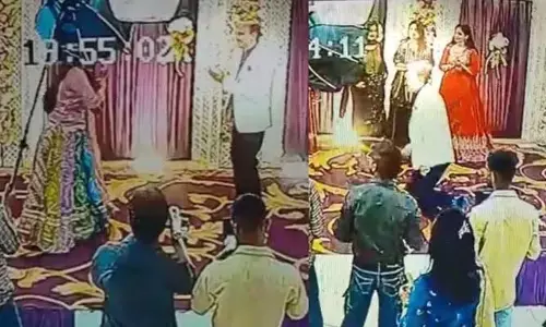 భార్యతో డాన్స్ చేస్తూ స్టేజిపైనే కుప్పకూలి భర్త మృతి.. తన వివాహ వార్షికోత్సవ వేడుకల్లోనే ఘటన