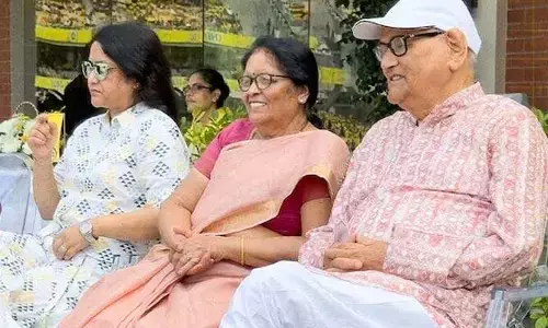 చెన్నయ్, ఢిల్లీ మ్యాచ్‌లో స్పెషల్ అట్రాక్షన్‌గా ధోనీ తల్లిదండ్రులు.. అందుకే వచ్చారంటూ పోస్టులు