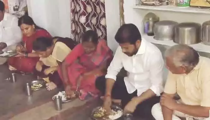 CM Revanth: సారపాకకు సీఎం రేవంత్.. సన్న బియ్యం లబ్ధిదారుడి ఇంట్లో భోజనం CM Revanth: సారపాకకు సీఎం రేవంత్.. సన్న బియ్యం లబ్ధిదారుడి ఇంట్లో భోజనం