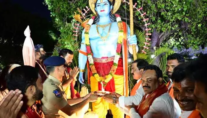 అంగరంగ వైభవంగా శ్రీరాముని శోభాయాత్ర అంగరంగ వైభవంగా శ్రీరాముని శోభాయాత్ర