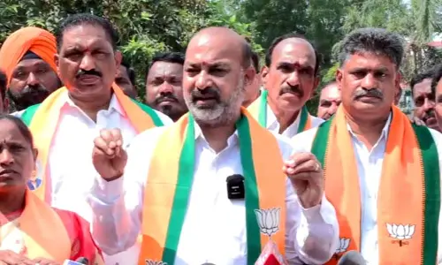 దేశద్రోహి పార్టీ మజ్లిస్.. ఆ పార్టీకి ఓటు వేస్తారా? బండి సంజయ్ సంచలన కామెంట్స్