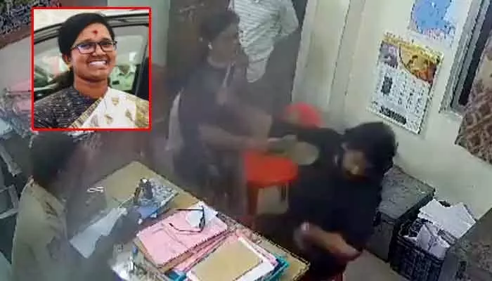 ఎస్ఐ ఛాంబర్లో చెప్పుతో దాడి చేసిన మహిళ.. షాకైన పోలీసులు (వీడియో) ఎస్ఐ ఛాంబర్లో చెప్పుతో దాడి చేసిన మహిళ.. షాకైన పోలీసులు (వీడియో)
