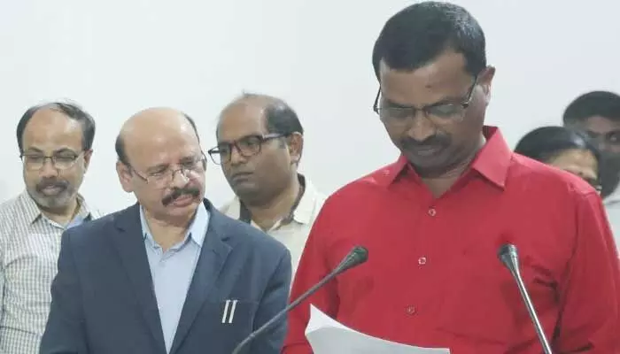 వెనకడుగు వేసే ప్రసక్తి లేదు.. CPI ఎమ్మెల్సీ కీలక వ్యాఖ్యలు వెనకడుగు వేసే ప్రసక్తి లేదు.. CPI ఎమ్మెల్సీ కీలక వ్యాఖ్యలు