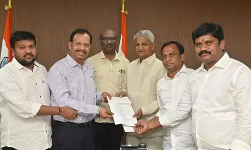 BRS: సజ్జనార్ కు రూ.8 కోట్ల చెక్కు అందజేసిన బీఆర్ఎస్ పార్టీ.. కారణం ఇదే