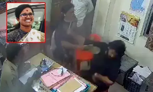 ఎస్ఐ ఛాంబర్‌‌లో చెప్పుతో దాడి చేసిన మహిళ.. షాకైన పోలీసులు (వీడియో)