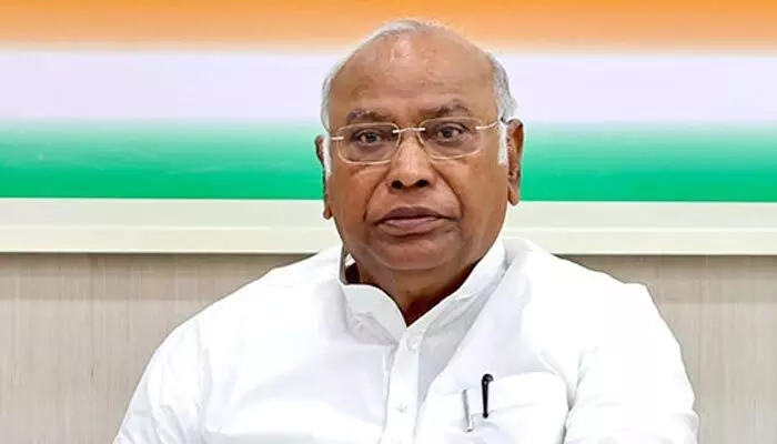 Karge: మోడీ దేశాన్ని అమ్మేయడం ఖాయం.. కాంగ్రెస్ చీఫ్ ఖర్గే విమర్శలు Karge: మోడీ దేశాన్ని అమ్మేయడం ఖాయం.. కాంగ్రెస్ చీఫ్ ఖర్గే విమర్శలు
