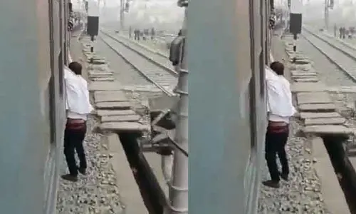 Viral video: రైలుకు వేలాడిన యువకుడు.. ఈ దెబ్బతో జీవితంలో దొంగతనాల జోలికి వెళ్లడు!