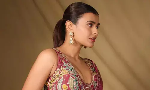 Hebah Patel : శారీ లో కవ్విస్తున్న హాట్ బ్యూటీ
