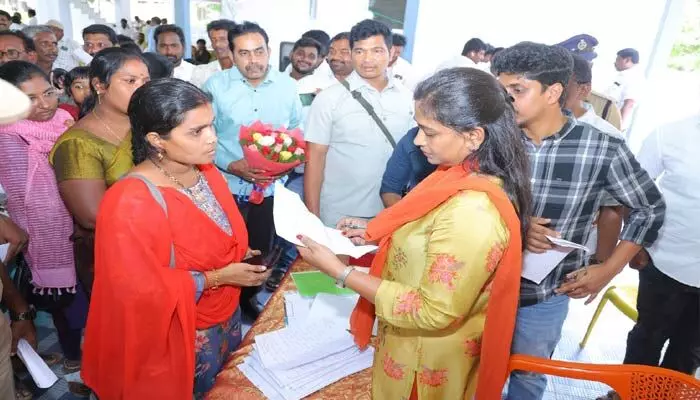 హోం మంత్రి నివాసంలో ప్రజాదర్బార్.. భారీగా తరలివచ్చిన అర్జీదారులు హోం మంత్రి నివాసంలో ప్రజాదర్బార్.. భారీగా తరలివచ్చిన అర్జీదారులు