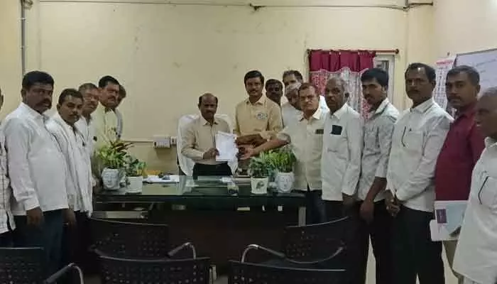 రైతులను వేధించడం మానుకోండి రైతులను వేధించడం మానుకోండి