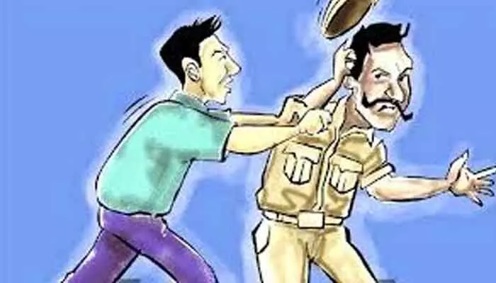 మమ్మల్నే ఆపుతావా.. పోలీసులపై దాడి.. చివరికి ఏమైందంటే..? మమ్మల్నే ఆపుతావా.. పోలీసులపై దాడి.. చివరికి ఏమైందంటే..?