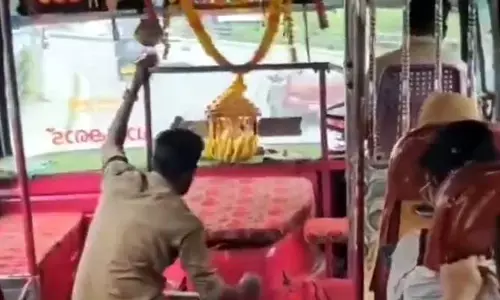 ఆ బస్ ఎక్కాలంటే భయంతో వణికిపోతున్న జనం.. కండక్టర్‌ గేర్ మారుస్తుండగా..