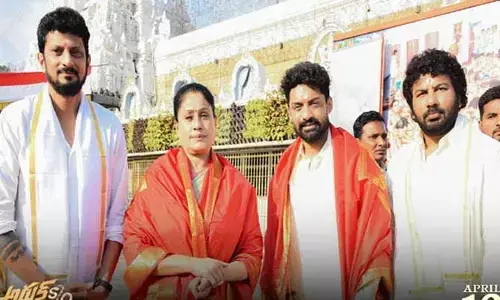 తిరుమల తిరుపతి దేవస్థానాన్ని దర్శించుకున్న తల్లి కొడుకు.. నెట్టింట ఆకట్టుకుంటున్న వీడియో