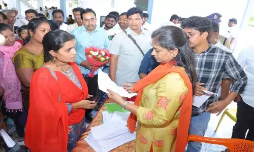 హోం మంత్రి నివాసంలో ప్రజాదర్బార్.. భారీగా తరలివచ్చిన అర్జీదారులు