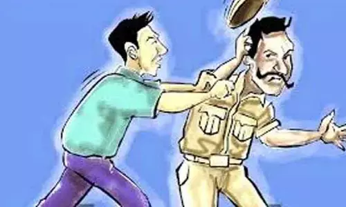 మమ్మల్నే ఆపుతావా.. పోలీసులపై దాడి.. చివరికి ఏమైందంటే..?