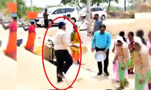 Medak Collector : రైతుకూలిగా మారిన కలెక్టర్