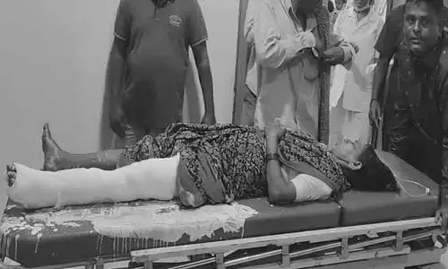 దారుణం.. మహిళ కాళ్లపై నుంచి వెళ్లిన ఆర్టీసీ బస్సు