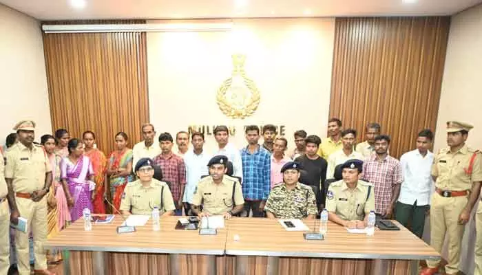 పోలీసులకు లొంగిపోయిన మావోయిస్టులు..ఎంత మందంటే..? పోలీసులకు లొంగిపోయిన మావోయిస్టులు..ఎంత మందంటే..?
