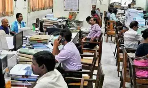 ప్రభుత్వానికి తలనొప్పిగా మారిన కాంట్రాక్ట్ ఉద్యోగులు
