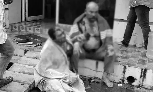 రైల్వేస్టేషన్‌లో దారుణం.. ఒంటిపై పెట్రోల్ పోసుకొని నిప్పంటించుకున్న ఇద్దరు