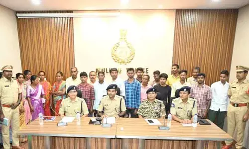 పోలీసులకు లొంగిపోయిన మావోయిస్టులు..ఎంత మందంటే..?