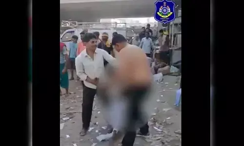Viral News : తల్లీ కూతుళ్ళను దారుణంగా కొట్టిన యువకులు.. పోలీసుల రియాక్షన్ చూస్తే షాక్ అవ్వాల్సిందే