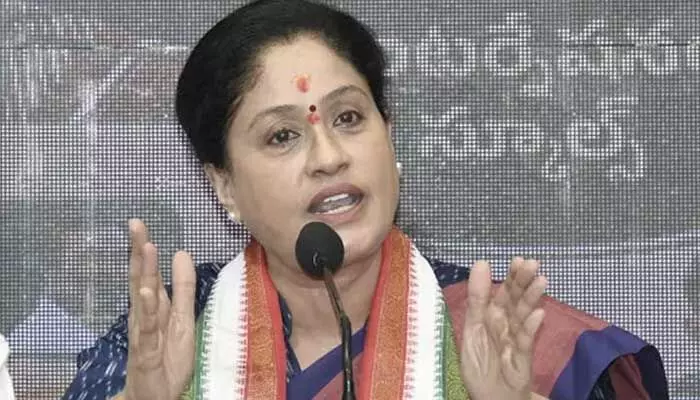 బీసీ బిడ్డలంటే అడుక్కోవాలా?: విజయశాంతి బీసీ బిడ్డలంటే అడుక్కోవాలా?: విజయశాంతి