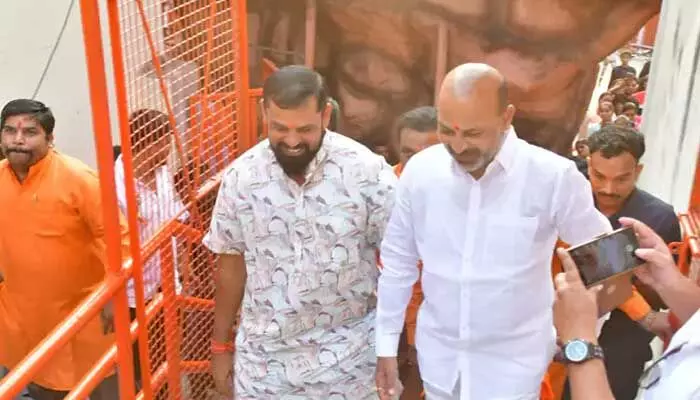 MLC ఎన్నికల ప్రచారంలో రాజాసింగ్.. క్లారిటీ ఇచ్చిన బండి సంజయ్ MLC ఎన్నికల ప్రచారంలో రాజాసింగ్.. క్లారిటీ ఇచ్చిన బండి సంజయ్