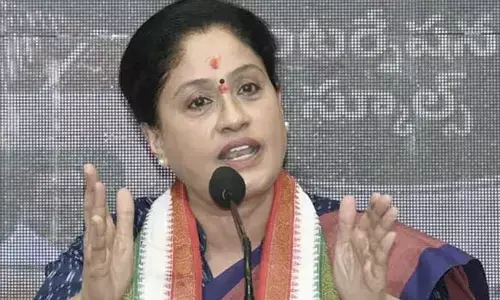 బీసీ బిడ్డలంటే అడుక్కోవాలా?: విజయశాంతి