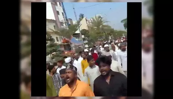 Waqf Amendement Bill : వక్ఫ్ బిల్లు.. ట్యాంక్ బండ్ పై ముస్లిం సంఘాల భారీ ర్యాలీ Waqf Amendement Bill : వక్ఫ్ బిల్లు.. ట్యాంక్ బండ్ పై ముస్లిం సంఘాల భారీ ర్యాలీ